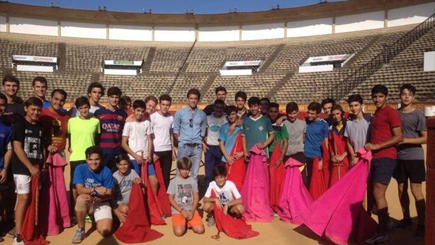 Ginés marín visita la escuela de tauromaquia