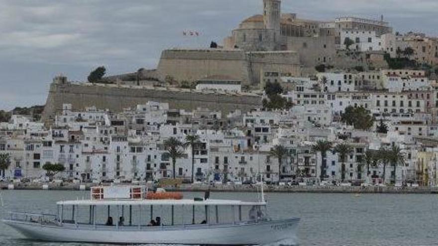 Barca que cubre traslados a Talamanca, en una imagen de archivo.