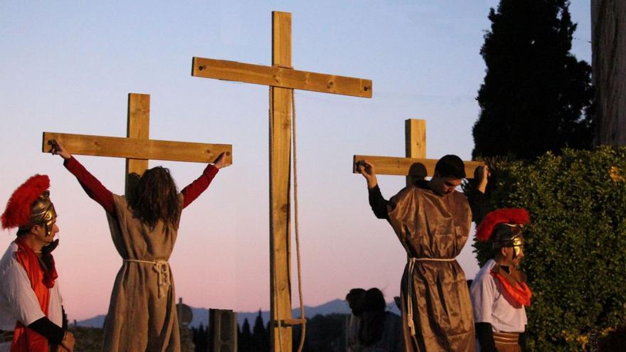 «La Passió» de Vila-sacra potencia els efectes i torna a l’interior de l’església