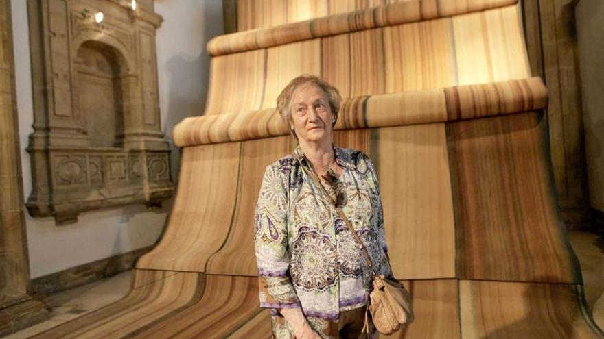 La artista Teresa Monforte, ayer, en el interior de la capilla del Museo Barjola, junto a su obra.