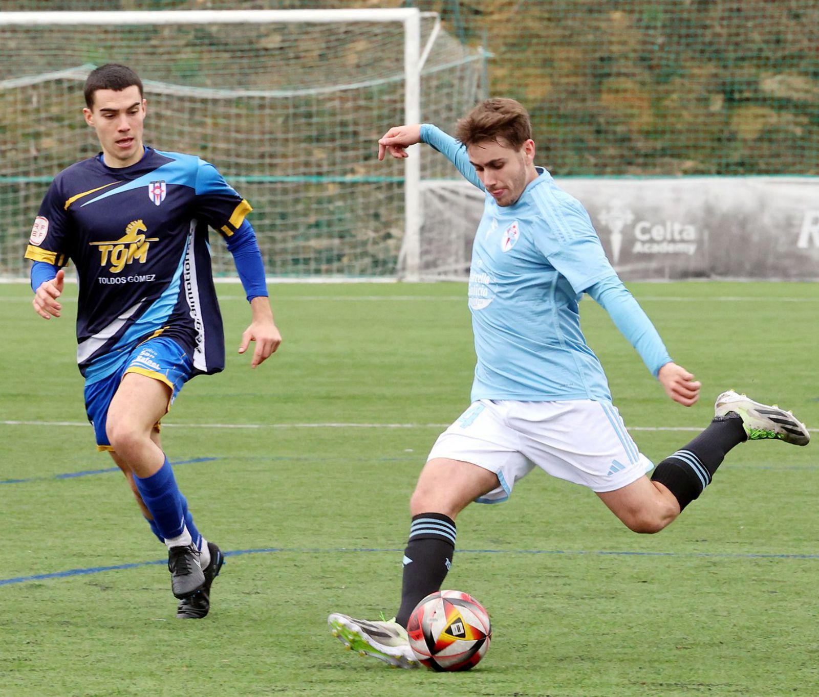 Un jugador del Celta C golpea el balón durante el partido de la primera vuelta con el Arzúa