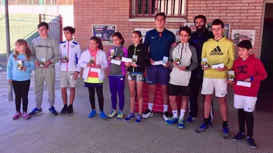 Arriba, Iris González; abajo, los ganadores y finalistas del torneo.