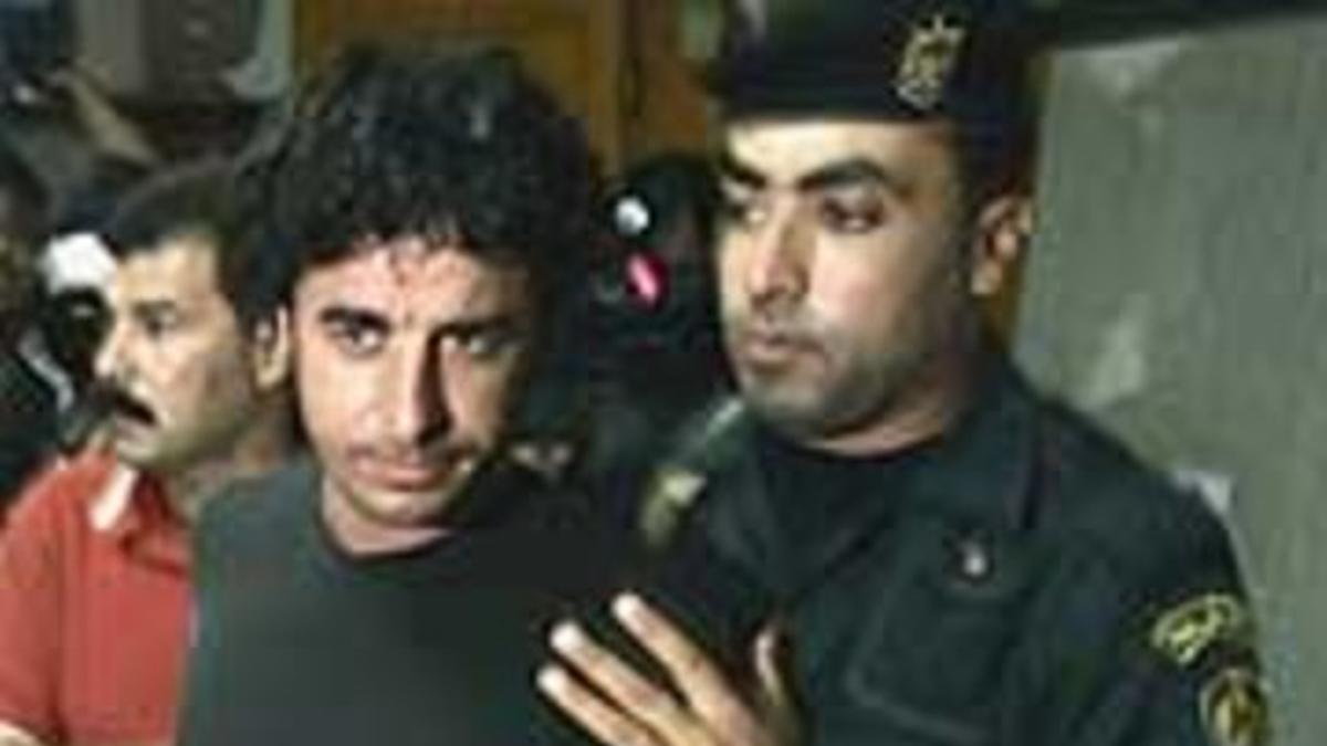 Morenatti, acompañado por un policía palestino, tras ser liberado de su secuestro en Gaza en el 2006.