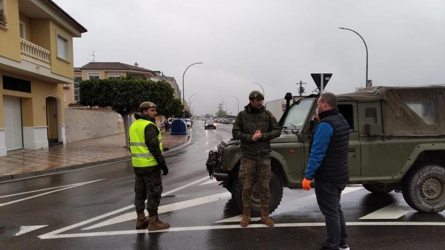 El alcalde de Xeraco, Avelino Mascarell, visita un control del ejército.