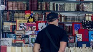 Un hombre, en una caseta de libros