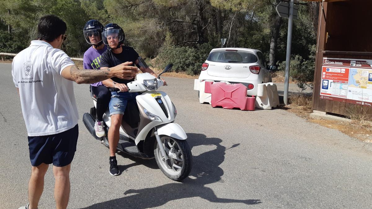 El sistema de restricción de acceso cuenta con alternativas para acceder a la playa como la línea regular de transporte público de Cala Salada