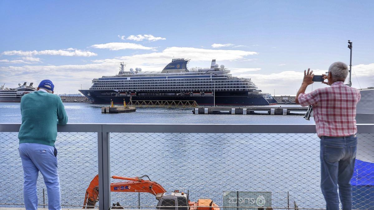 Dos personas cotemplan un crucero en el puerto de Santa Cruz de Tenerife