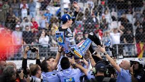 El Gresini Racing Team Ducati ha manteado, hoy, a Àlex Márquez tras su victorias en la prueba al sprint de Portimao.n