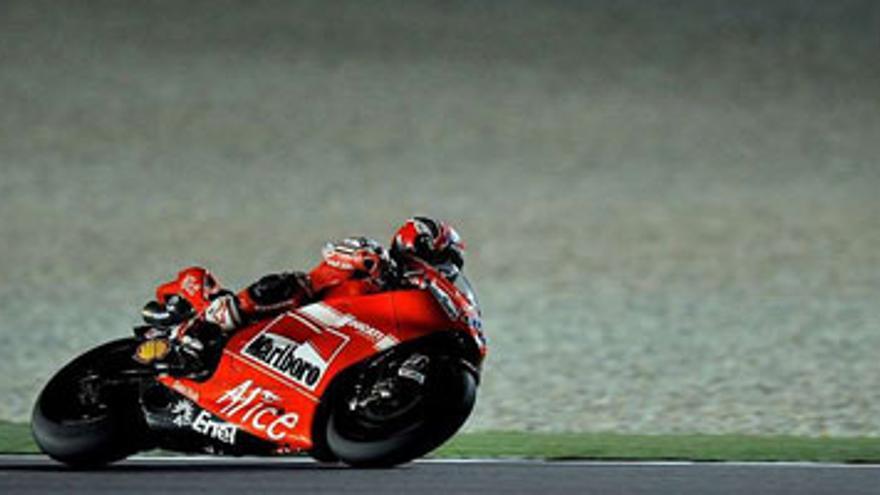 Stoner se impone en el Gran Premio de Qatar por delante de Rossi y Lorenzo