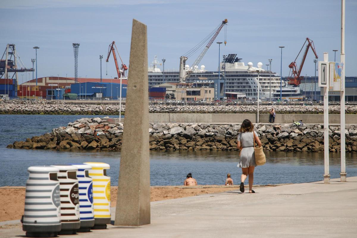 Vista de El Musel desde la playa del Arbeyal.