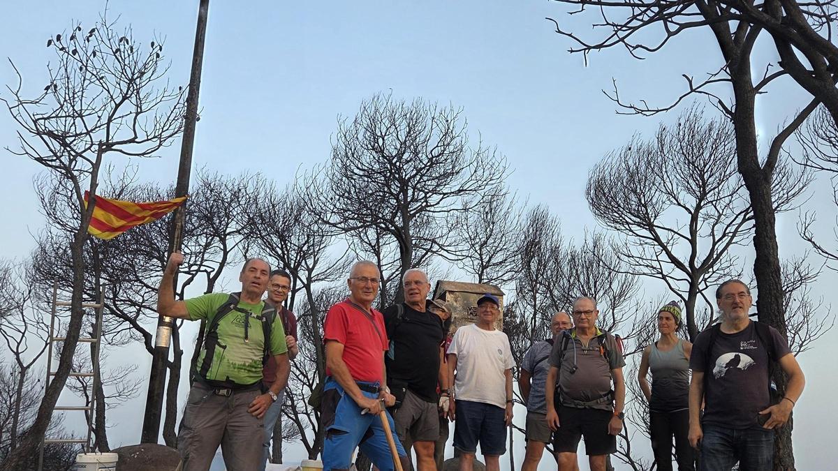 La Colla Excursionista de Vilanova del Camí actua al Turó de la Guàrdia després de l’incendi
