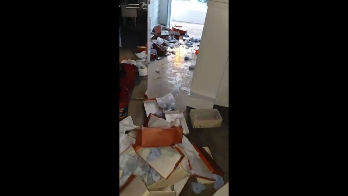 Las fuertes lluvias inundan una famosa tienda de moda Adlib en el puerto de Ibiza