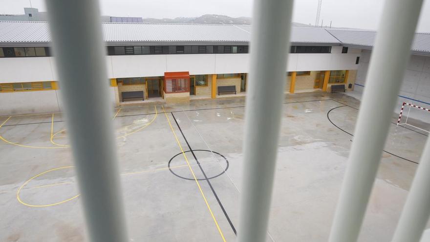 Un preso de una cárcel de Murcia intenta matar a tres funcionarios con una lata y envía a dos al hospital