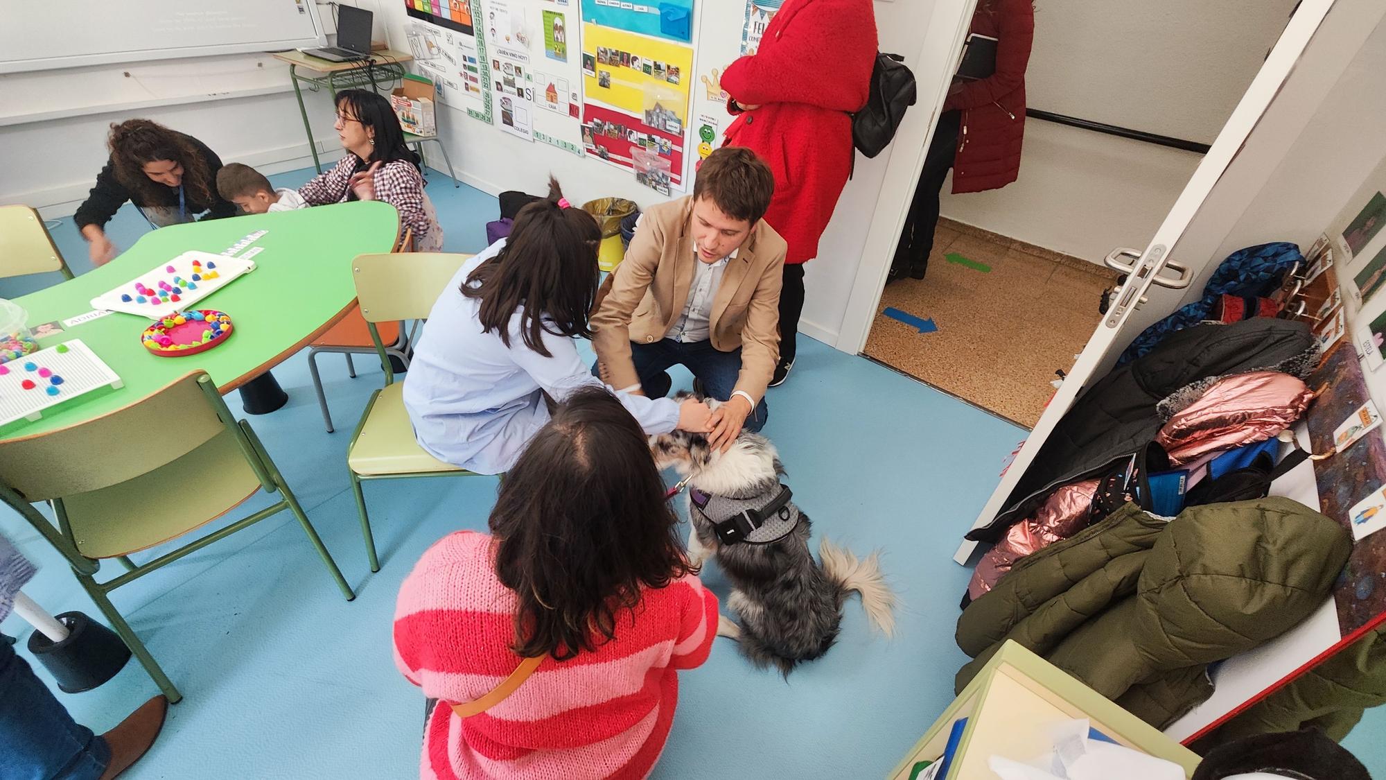 La terapia canina en Santullano, en imágenes