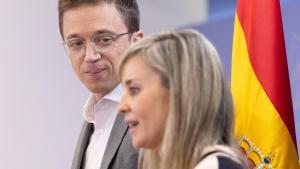 El exportavoz de Sumar en el Congreso, Iñigo Errejón, junto a la que será su sustituta, Verónica Martínez Barbero, durante una comparecencia en el Congreso. 