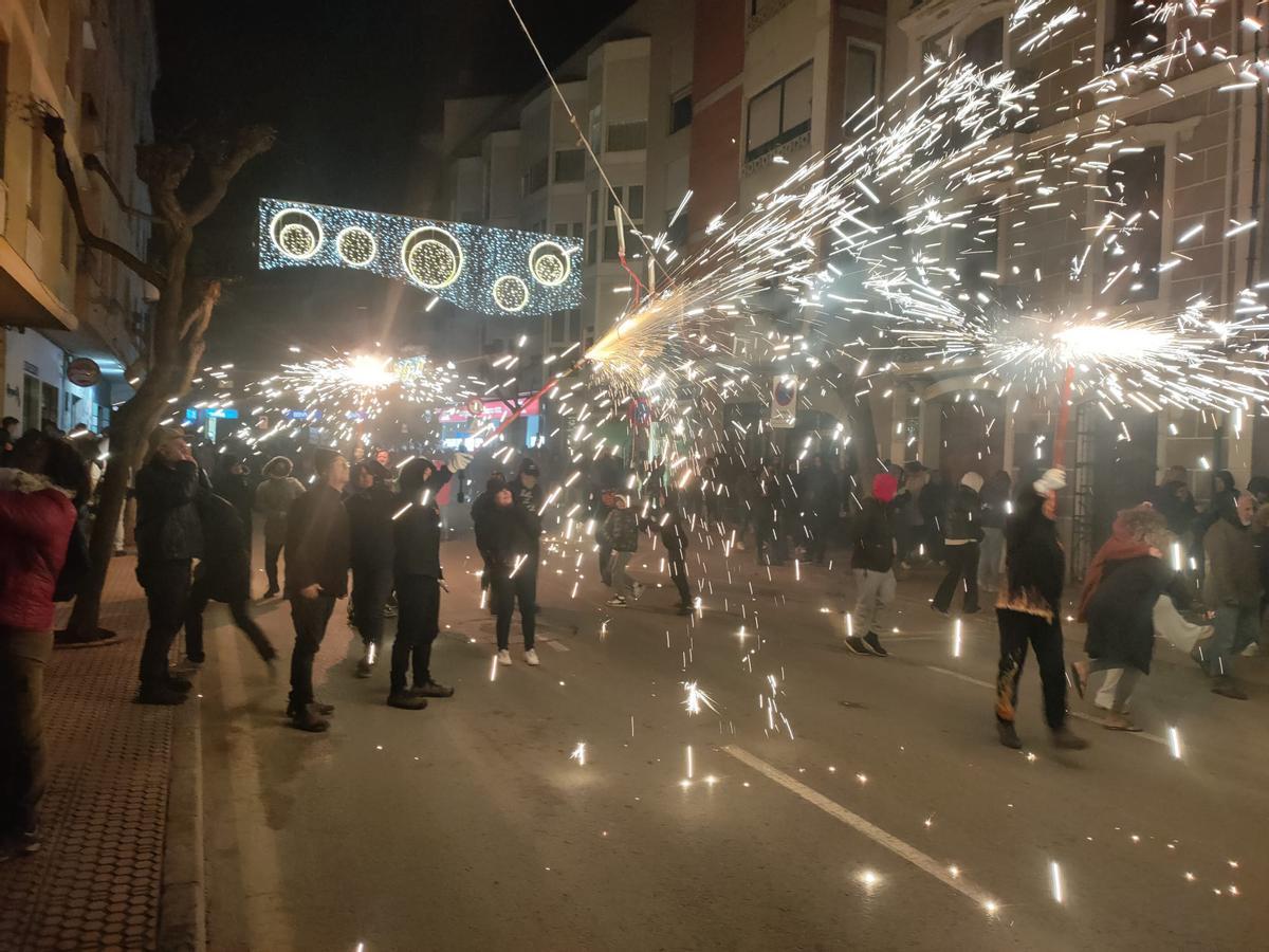 El correfoc sirvió para combatir el frío de la tarde-noche benicense.