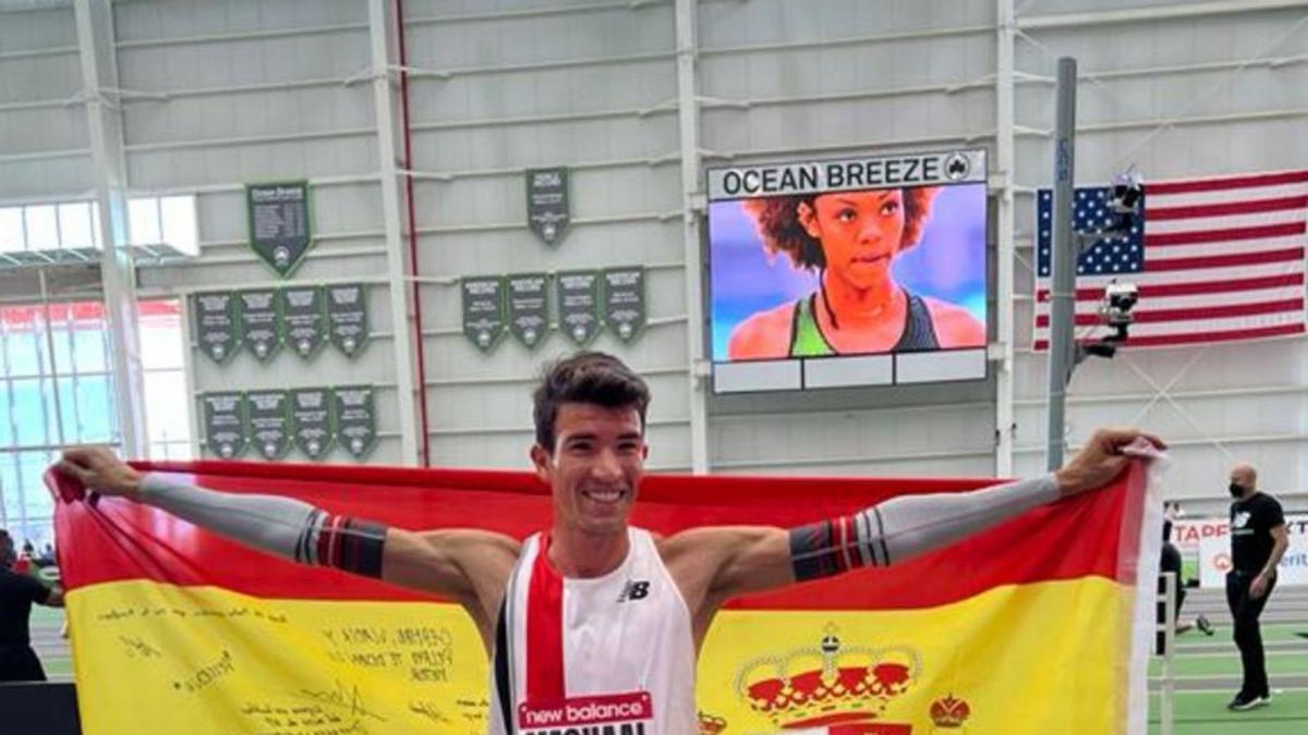 Mechaal posa con la bandera española tras la carrera. |  // RFEA