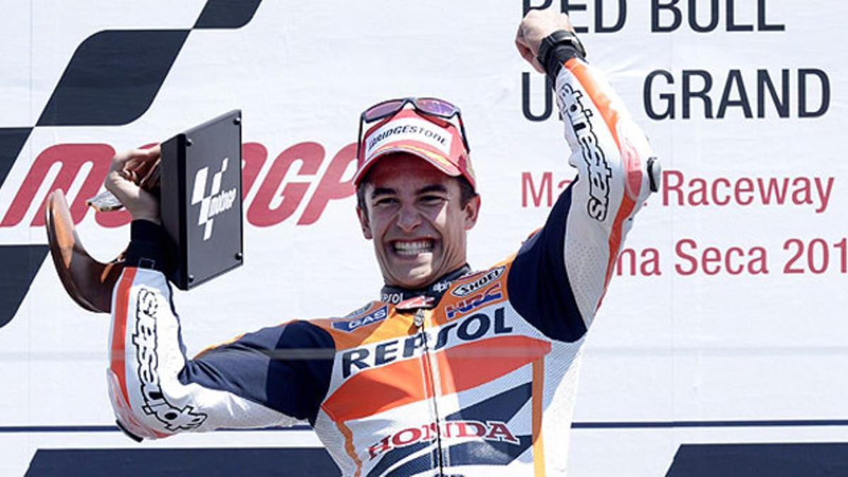 Marc Márquez celebra su victoria en el podio del GP de EEUU, en Laguna Seca