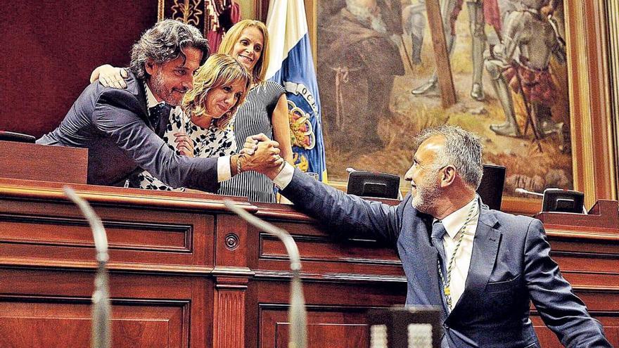 El nuevo presidente de la Cámara, Gustavo Matos, saluda a Ángel Víctor Torres en presencia de Rosa Dávila y Luz Reverón.