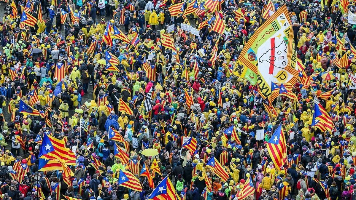 Miles de manifestantes se concentran en la explanada del Parque del Cincuentenario.