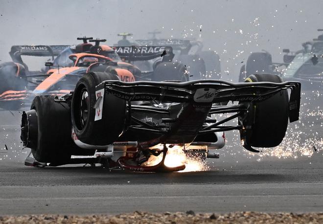 Así fue el terrible accidente de Guanyu Zhou en Silverstone, en imágenes