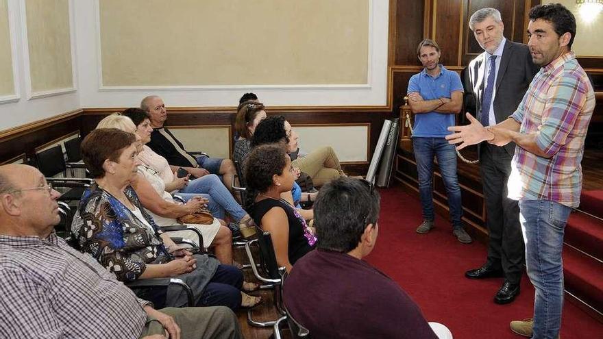 Representantes de Fenosa junto a Luis López en la Sala de Plenos del concello. // Bernabé/Javier Lalín