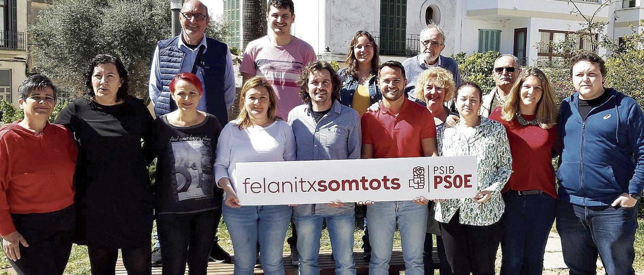 Imagen de la pasada lista electoral del PSOE local. Joan Aznar está en el centro, entre Mercedes Garrido y el portavoz Xisco Duarte.