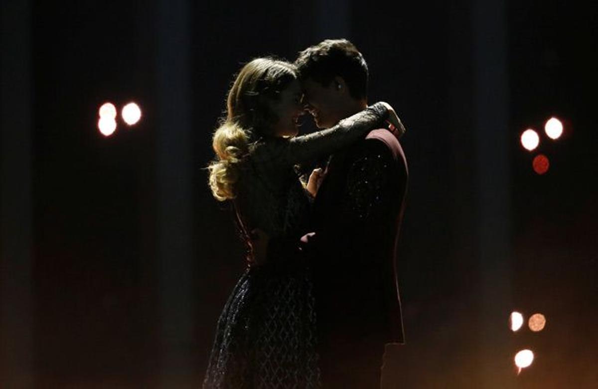 Amaia y Alfred se abrazan en su actuación en Eurovisión