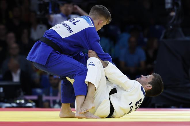  El judoca español Francisco Garrigós (blanco) se enfrenta al belga Horre Verstraeten durante su combate en la categoría masculina -60 kilos de los Juegos Olímpicos de París 2024 