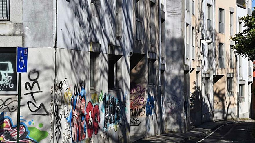 Edificio de la Sareb en el barrio de Palavea.