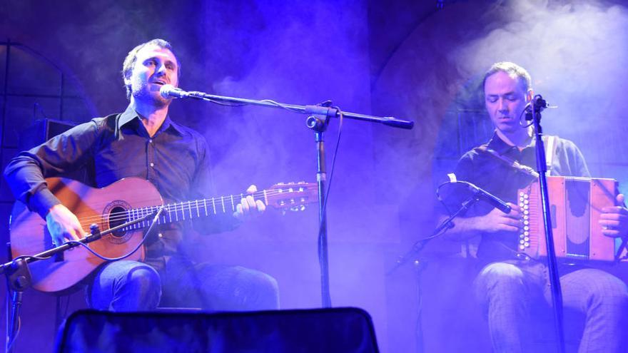 Carles Belda a l&#039;acordió, i Sanjosex a la guitarra durant l&#039;actuació a Manresa