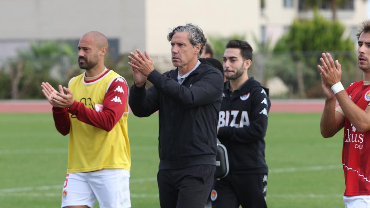 Raúl Garrido, hasta hoy técnico rojiblanco, se despide de la afición del CD Ibiza.