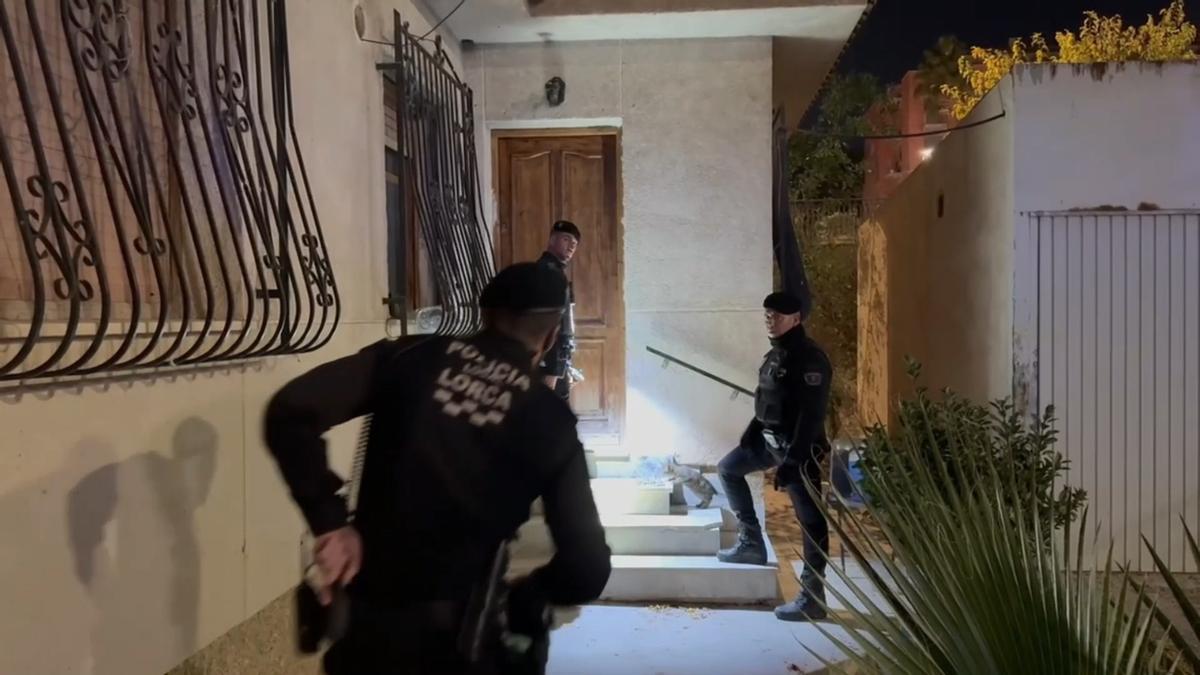 Instantánea de la operación llevada a cabo por los agentes lorquinos.