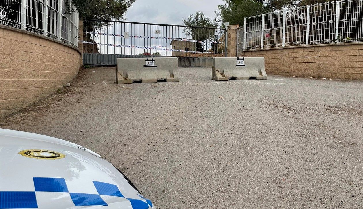 Un vehículo de la Policía Local de Rubí frente a la finca 'La nueve', después de precintarla.