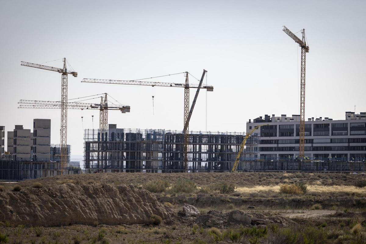Grúas en Arcosur, en uno de sus nuevos desarrollos urbanísticos.