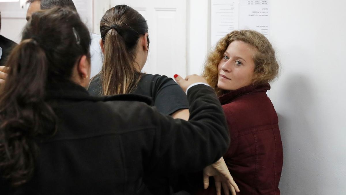 La joven palestina de 16 años, Ahed Tamimi, detenida el pasado viernes por abofetear a dos soldados israelís, comparece ante un tribunal militar en la prisión de la localidad de Betunia.