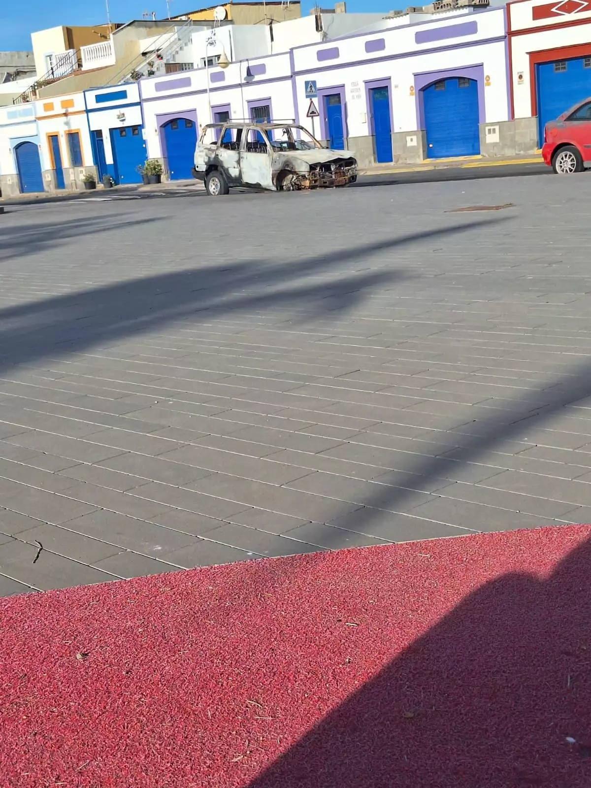 Investigan un posible incendio intencionado en un coche en El Castillo del Romeral