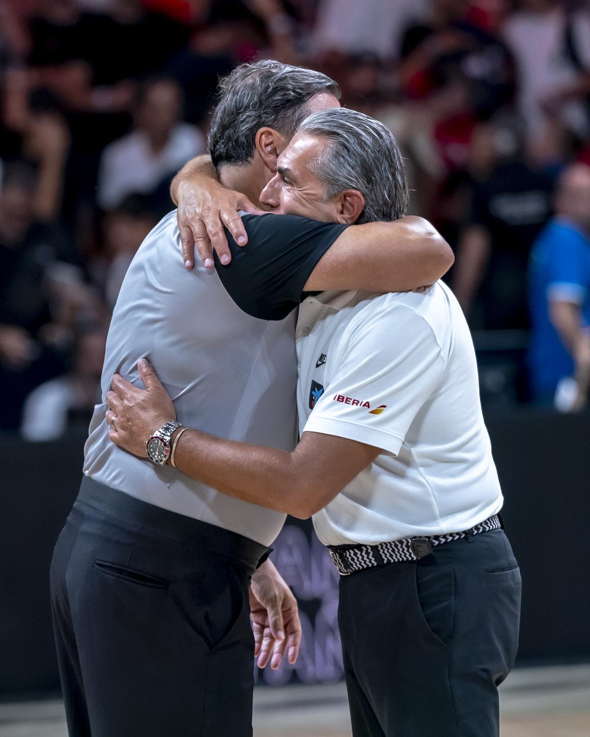 Abrazo entre el seleccionador y Daniel Hierrezuelo, árbitro que se retira del baloncesto