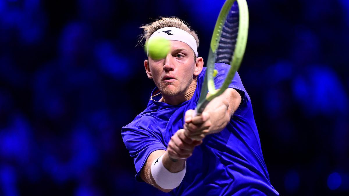 Davidovich devuelve una bola durante su partido de debut en la Laver Cup 2023.