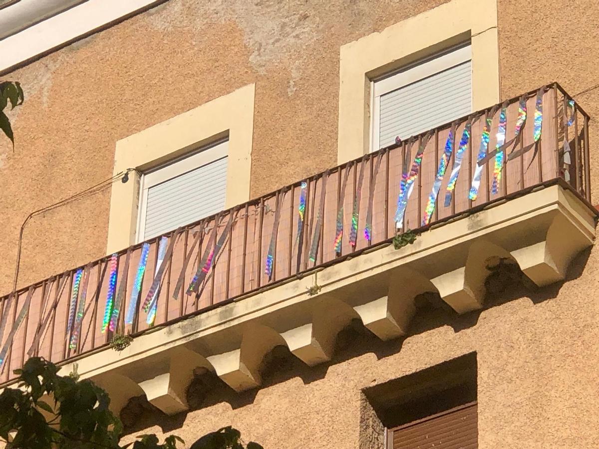 Cintas reflectantes instaladas en un balcón