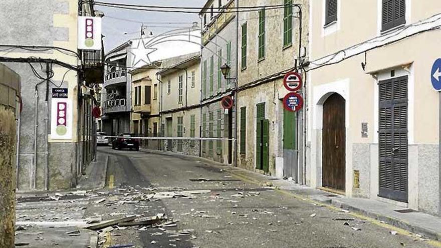 El viento arranca un tejado en Son Servera