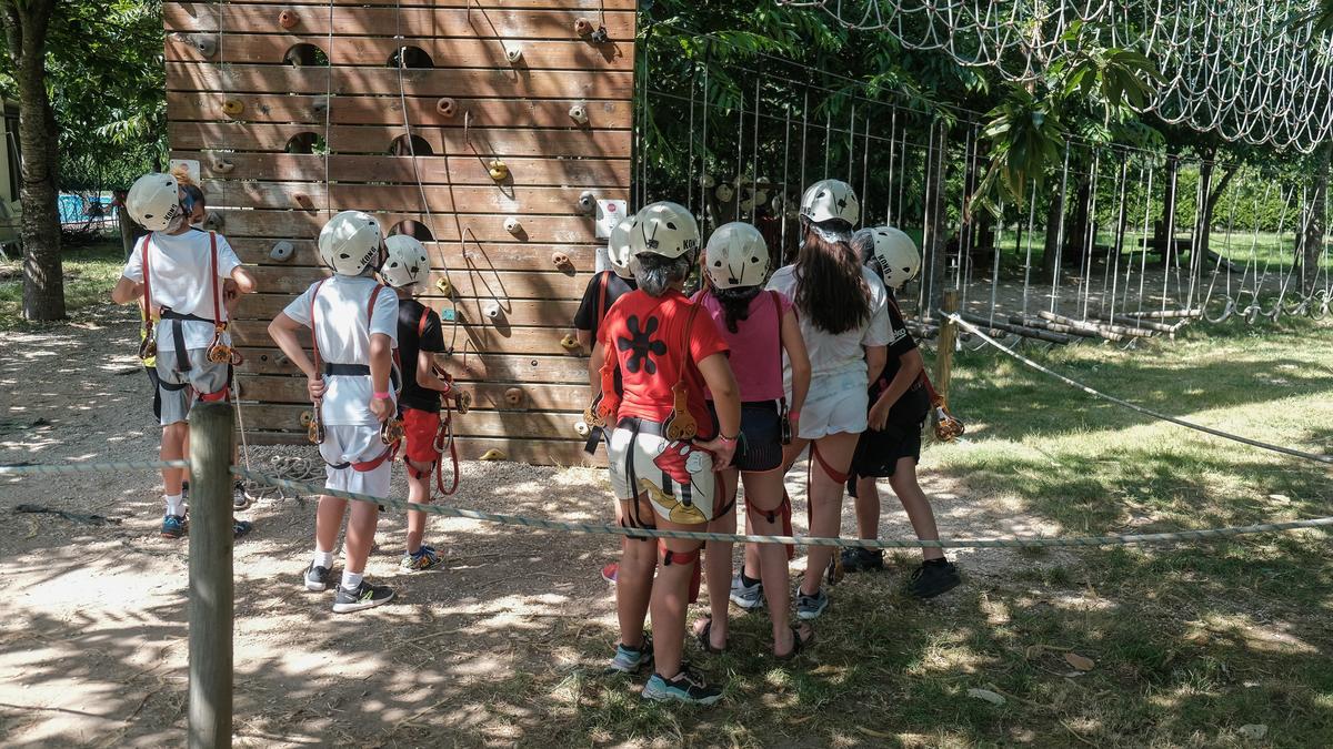 Niños en un campamento.