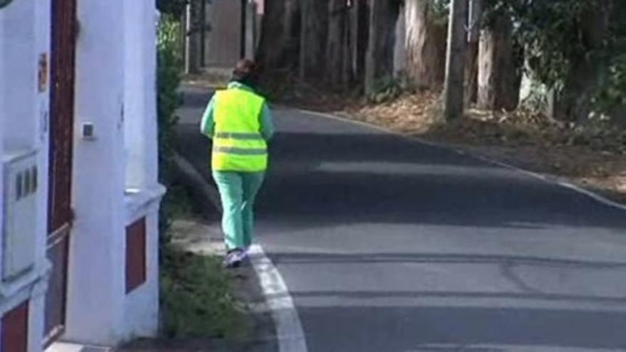 Galicia multará a los peatones sin chaleco en vías interurbanas