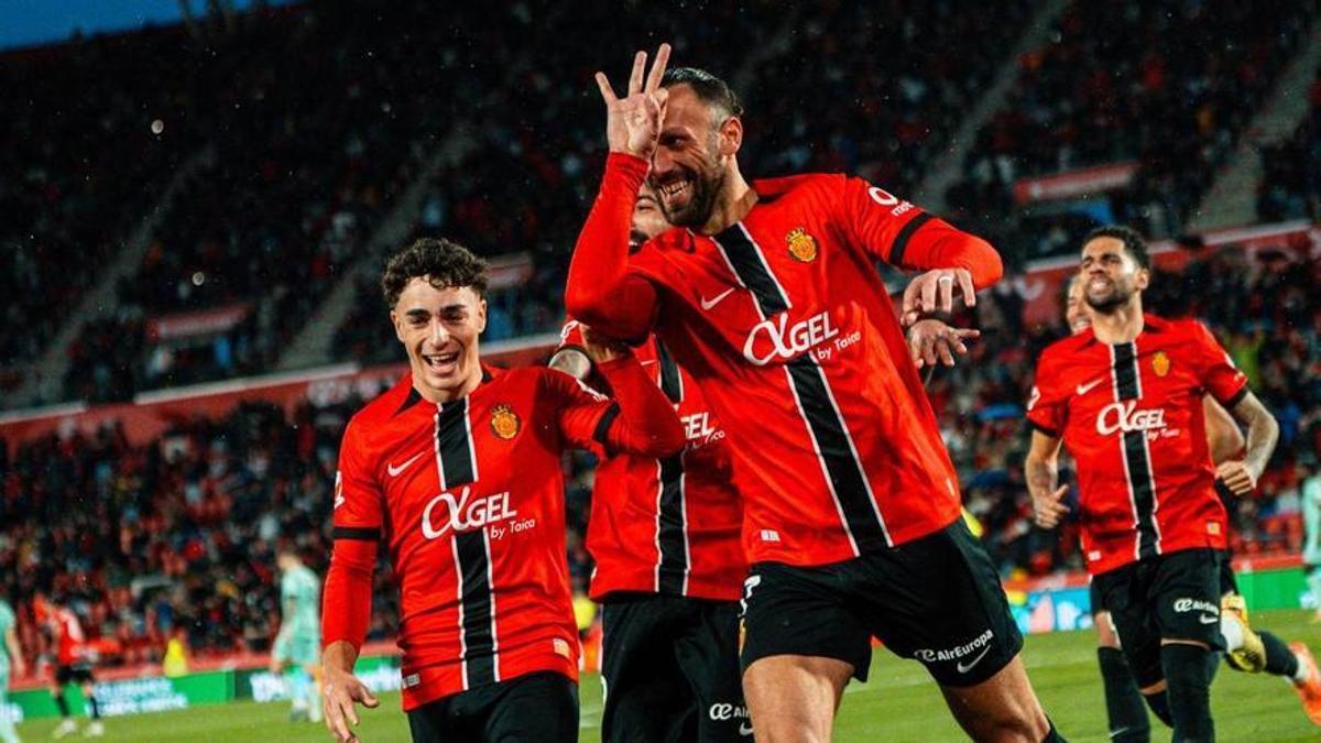 Vedat Muriqi celebra su hat-trick con el Mallorca.