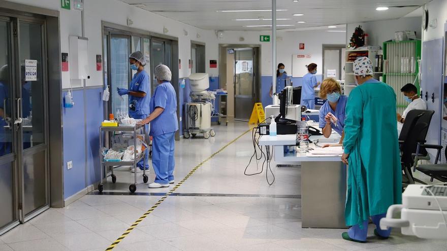 Sanitarios en el hospital Reina Sofía