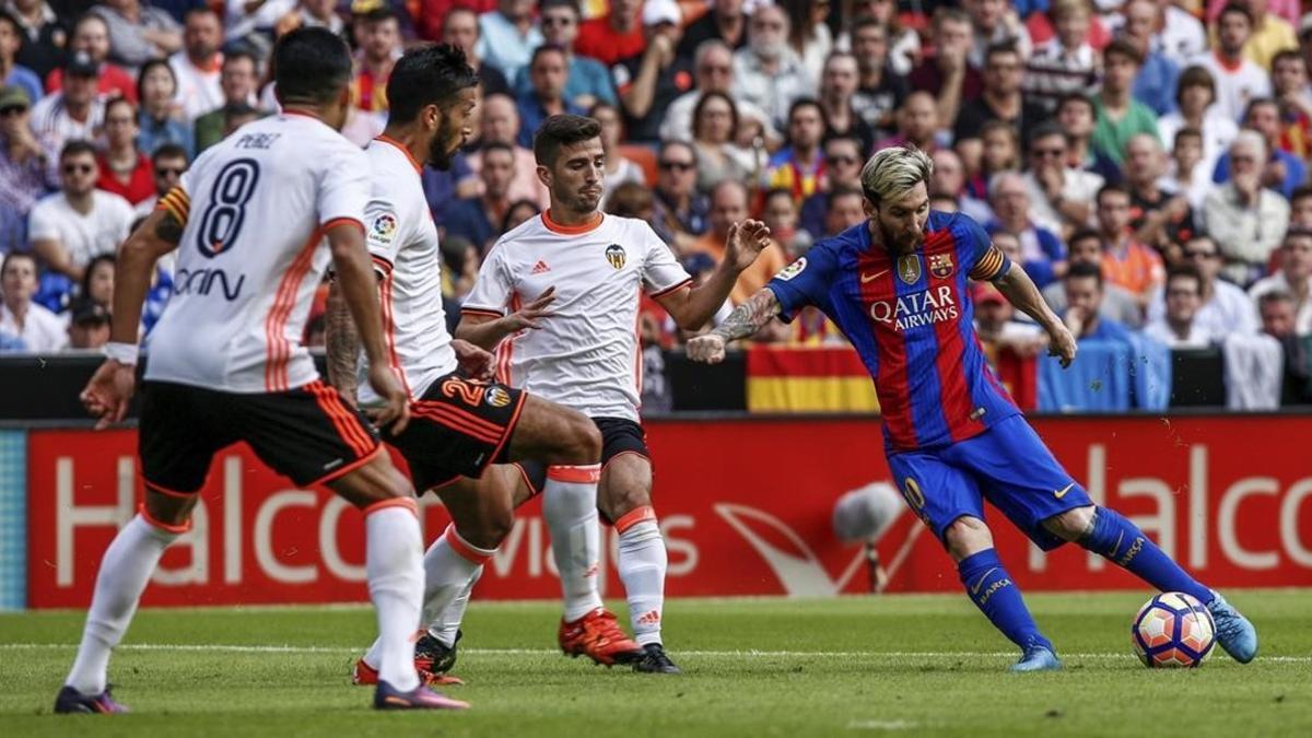 Messi dispara en Mestalla para marcar el 0-1 al Valencia.