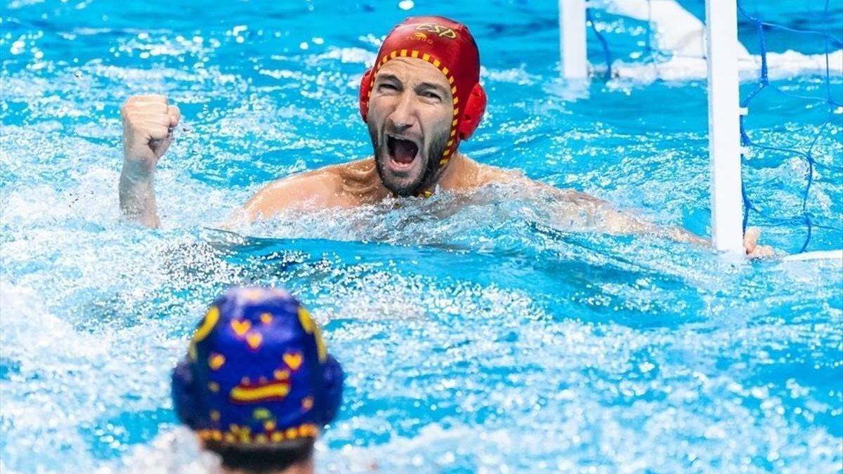 López Pinedo, guardameta de la selección, celebra una parada