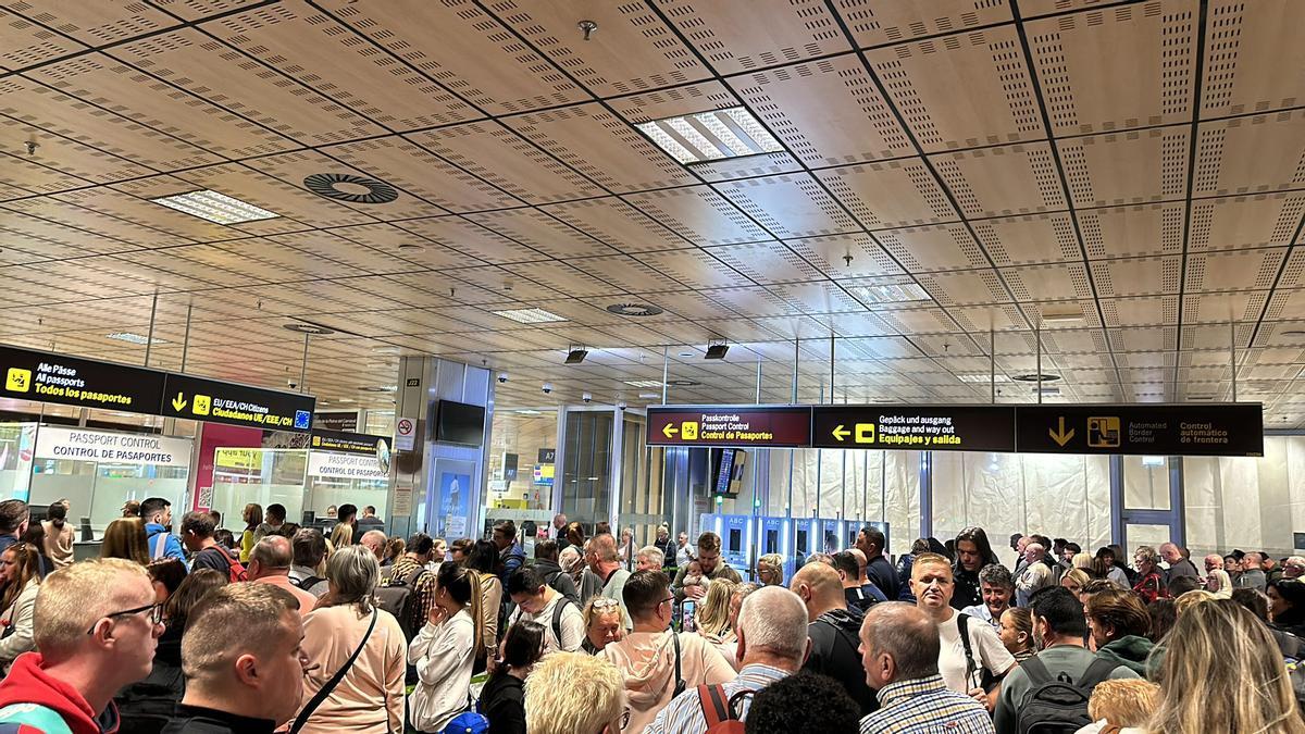 Colas en los controles del aeropuerto de Tenerife Sur.