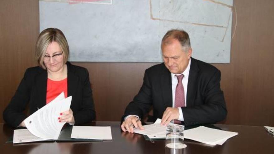 Mª José Salvador y Manuel Civera, durante la firma.