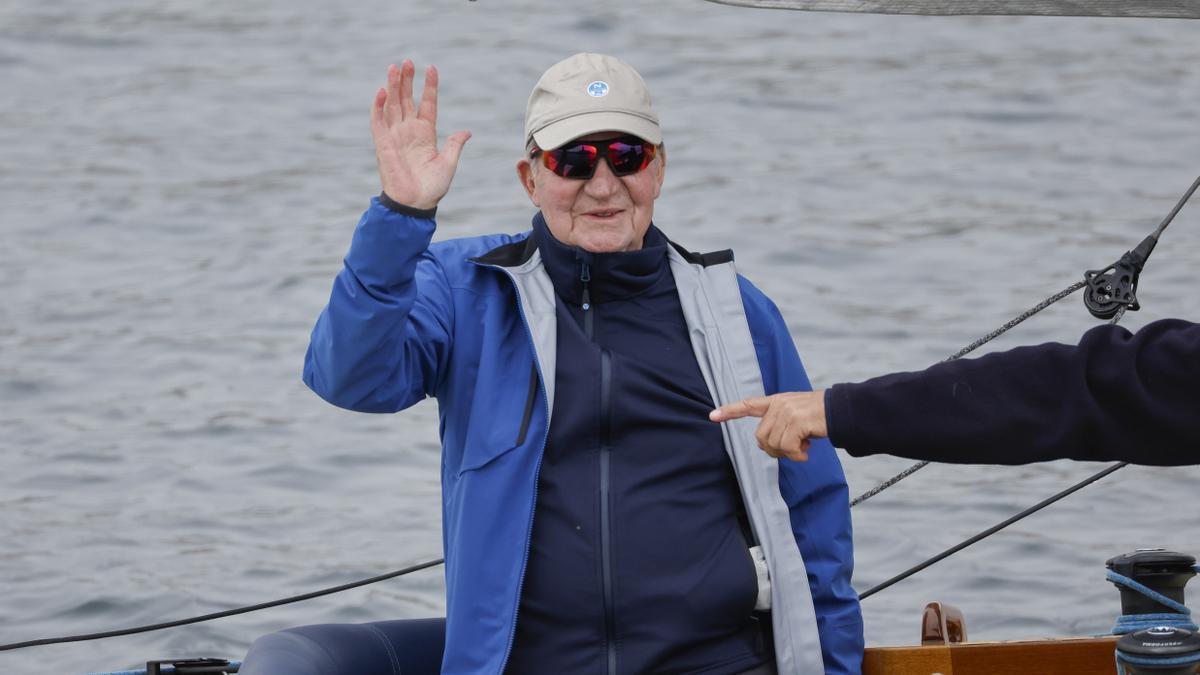 El rey emérito saluda a la cámara en una visita pasada en Galicia.